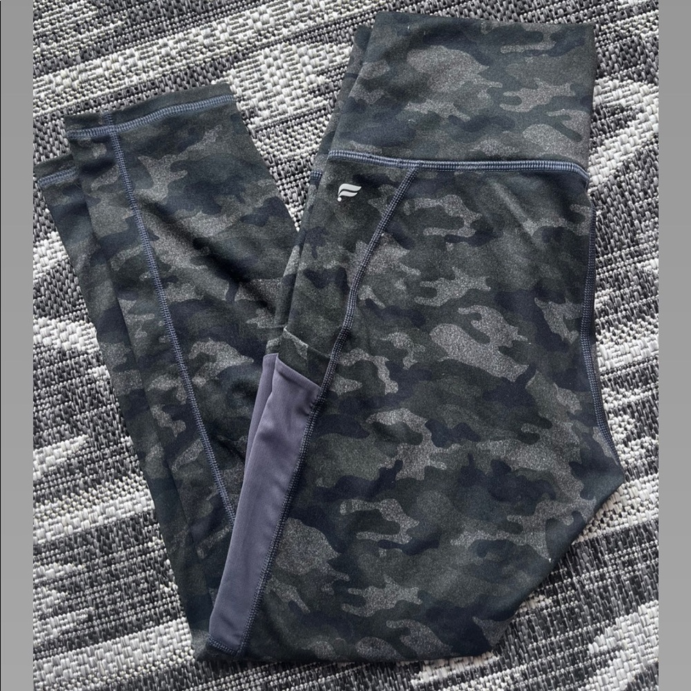 Camo Fabletics capri leggings